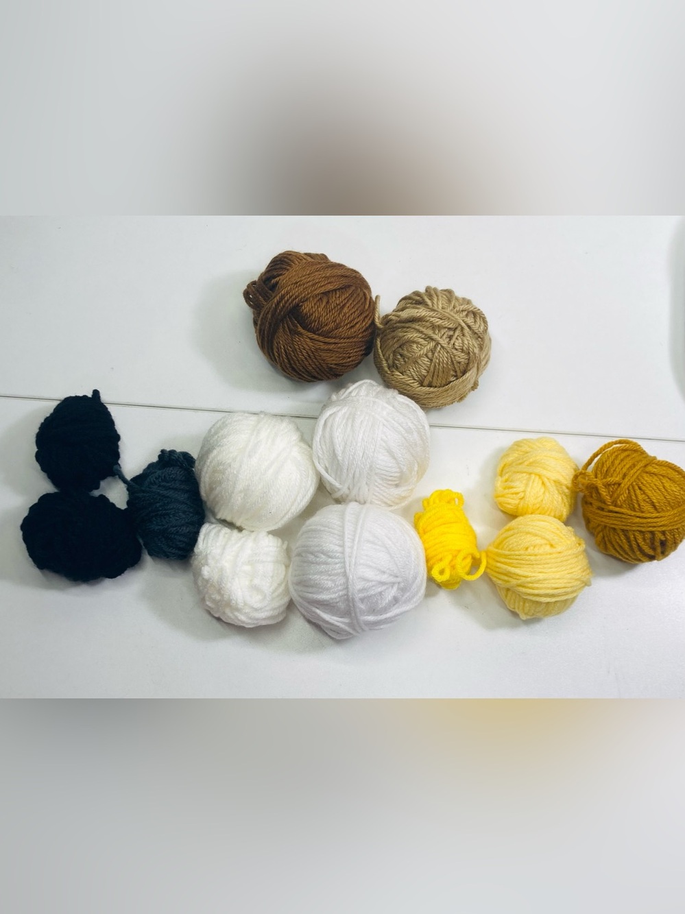 196g / 6.91 oz Assorted Yarn Balls Pack in White, Cream, Yellow, Brown, Black